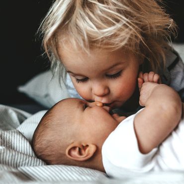 Zweijährige trifft zum ersten Mal ihren Baby-Bruder und kann sich kaum einkriegen