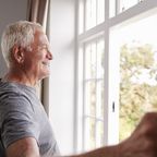 Rentner singt durch Fensterscheibe mit dementer Ehefrau "Amazing Grace"
