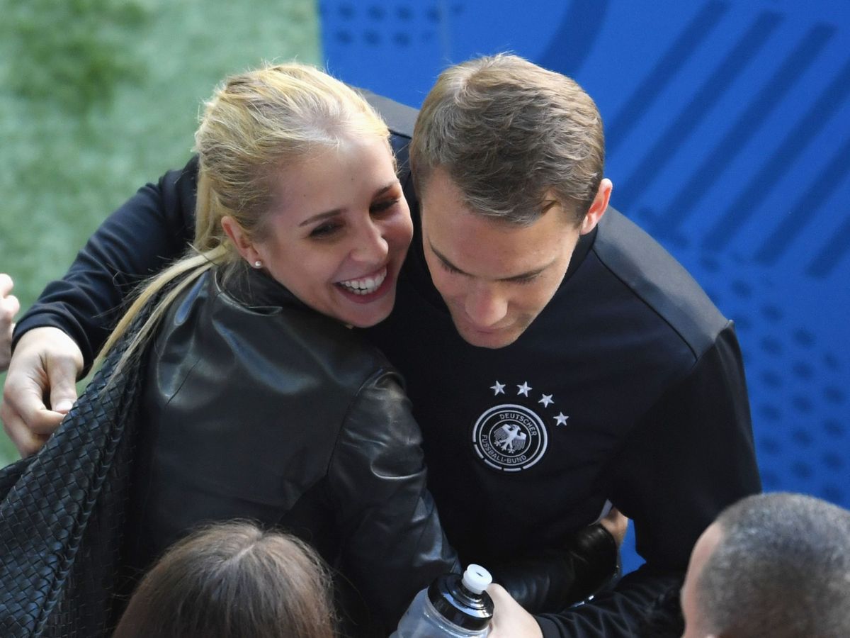 Manuel Neuer Dieser Kuss Mit Seiner Nina Ging Daneben Bunte De