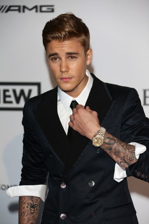 Justin Bieber in einem schwarzen Anzug.