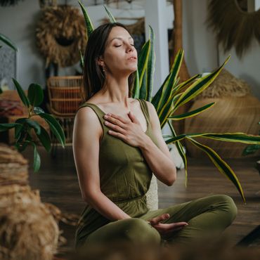 Frau atmet und meditiert