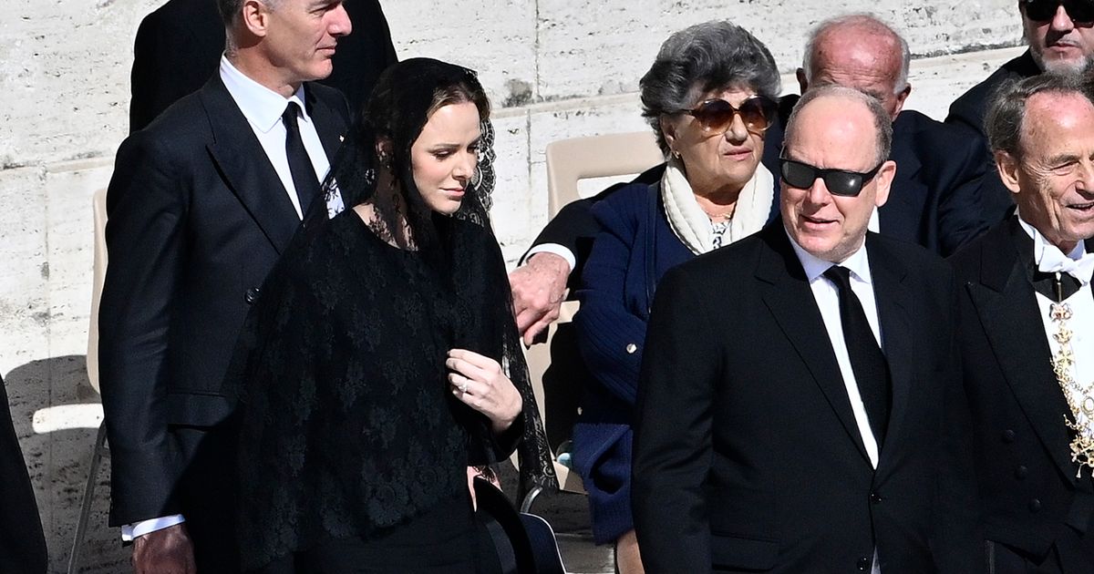 Beerdigung von Papst Franziskus Charlène von Monaco in tiefer Trauer: Ihr Blick verrät mehr als Worte