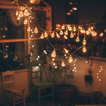 Balkon & Garten: Die 5 schönsten Outdoor-Lichterketten für sommerliche Abende