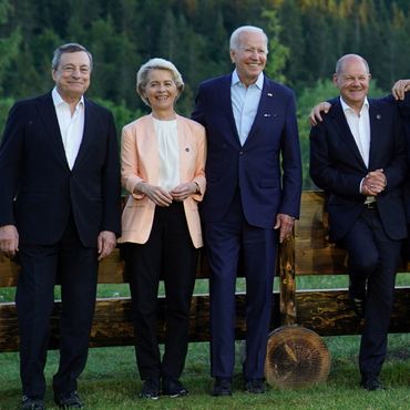 Ursula von der Leyen - Allein unter Männern beim G7-Gipfel: Mit ihrem Look setzt sie ein Zeichen