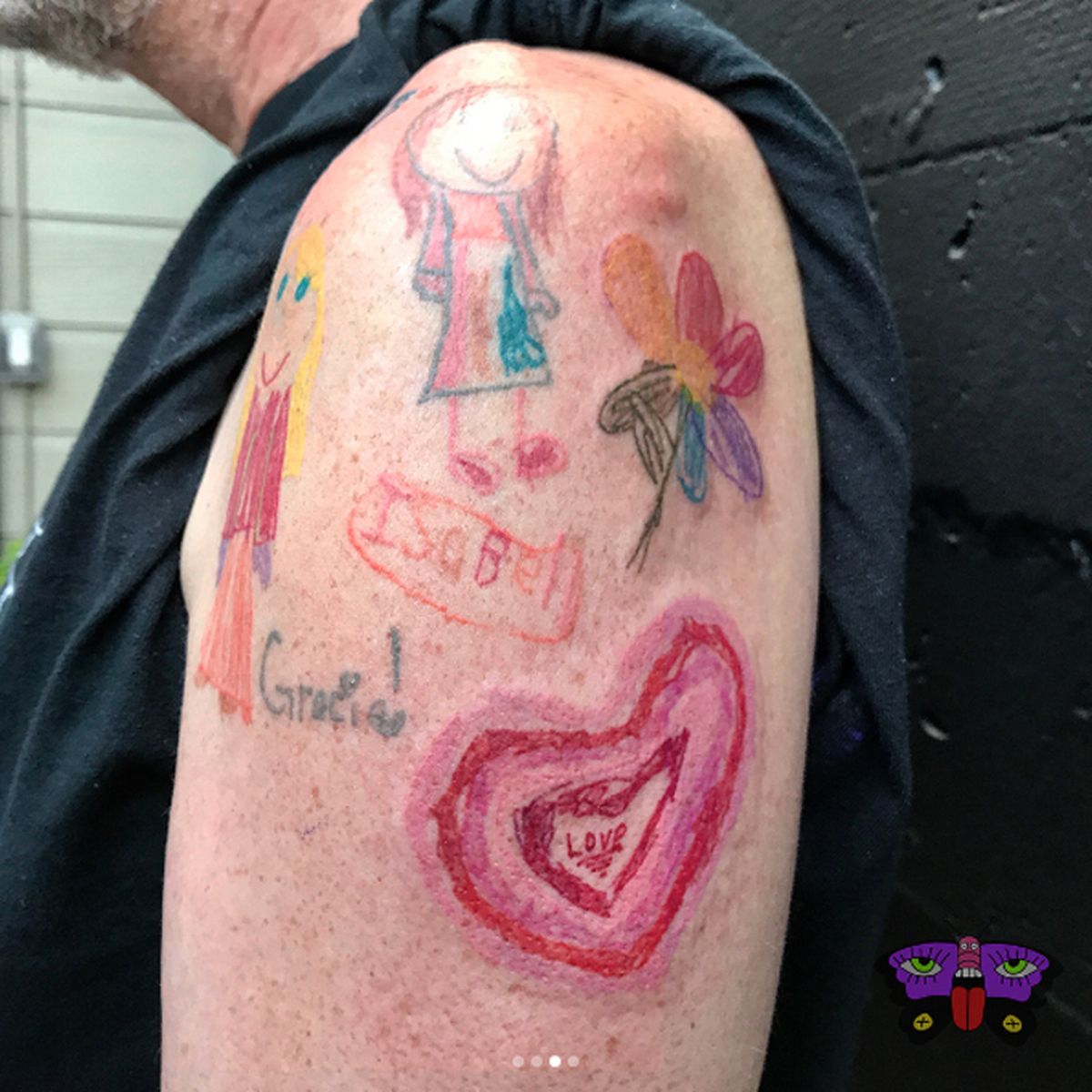 Grosses Geschenk Tattoo Als Ruhrender Liebesbeweis Vater Verewigt Zeichnungen Seiner Kinder Bunte De