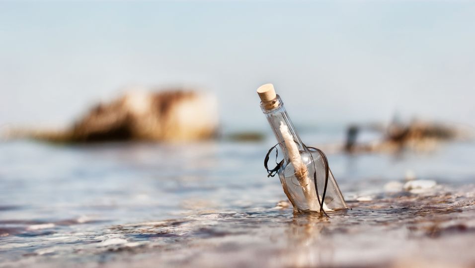 Am selben Strand angespült - In 55 Jahre alter Flaschenpost suchen zwei Mädchen nach großer Liebe