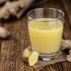 Ingwer-Shot mit Ingwerknolle