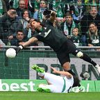 Torhüter Tim Wiese (hinten) vom Team Werder Bremen pariert einen Schuss von Nelson Valdez vom Team Claudios Amigos.
