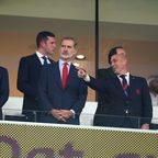 FIFA-Präsident Gianni Infantino (l-r), König Felipe VI von Spanien und Luis Rubiales, Chef des Königlichen Spanischen Fußballverbands, stehen auf der Tribüne.