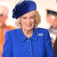 Königin Camilla: Königsblau und Pfauenhut – So ausgefallen begrüßt sie den südafrikanischen Präsidenten