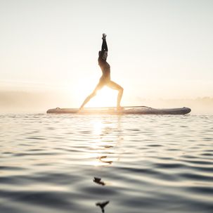 Yoga auf dem Wasser mit einem Stand-up-Paddle