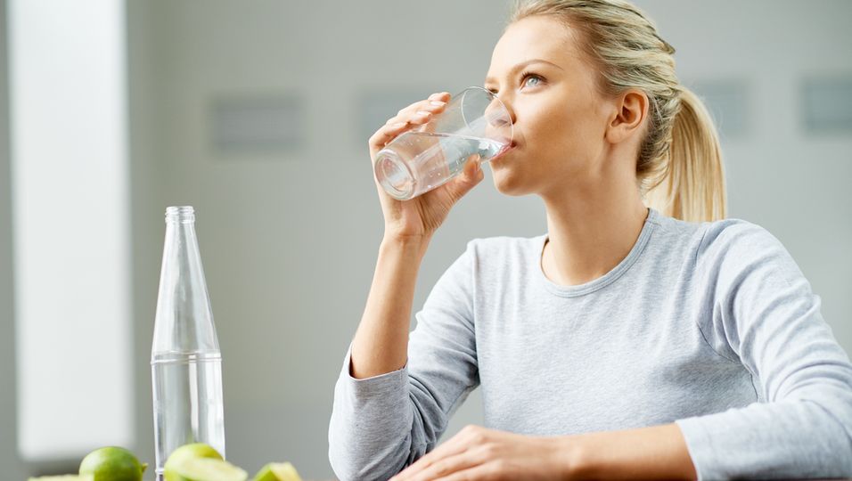 Hitzewelle überstehen: Mit diesem Trick trinkst du jetzt mehr Wasser Primary tabs