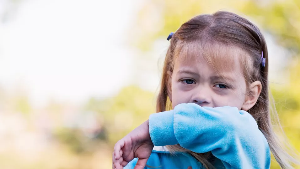 Kind Mit Husten In Die Schule Kind krank: 8 Arten, wie dein Kind husten kann – und was sie bedeuten
