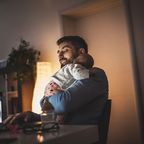 Betrifft nicht nur Mamas: Auch Väter leiden am Babyblues – das hilft