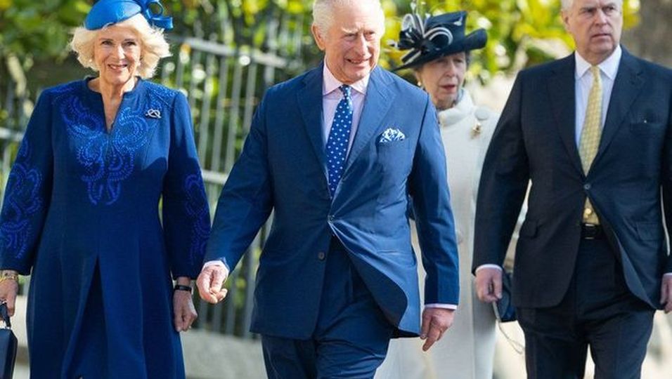 Hochzeitstag mit der ganzen Familie - auch Prinz Andrew ist dabei