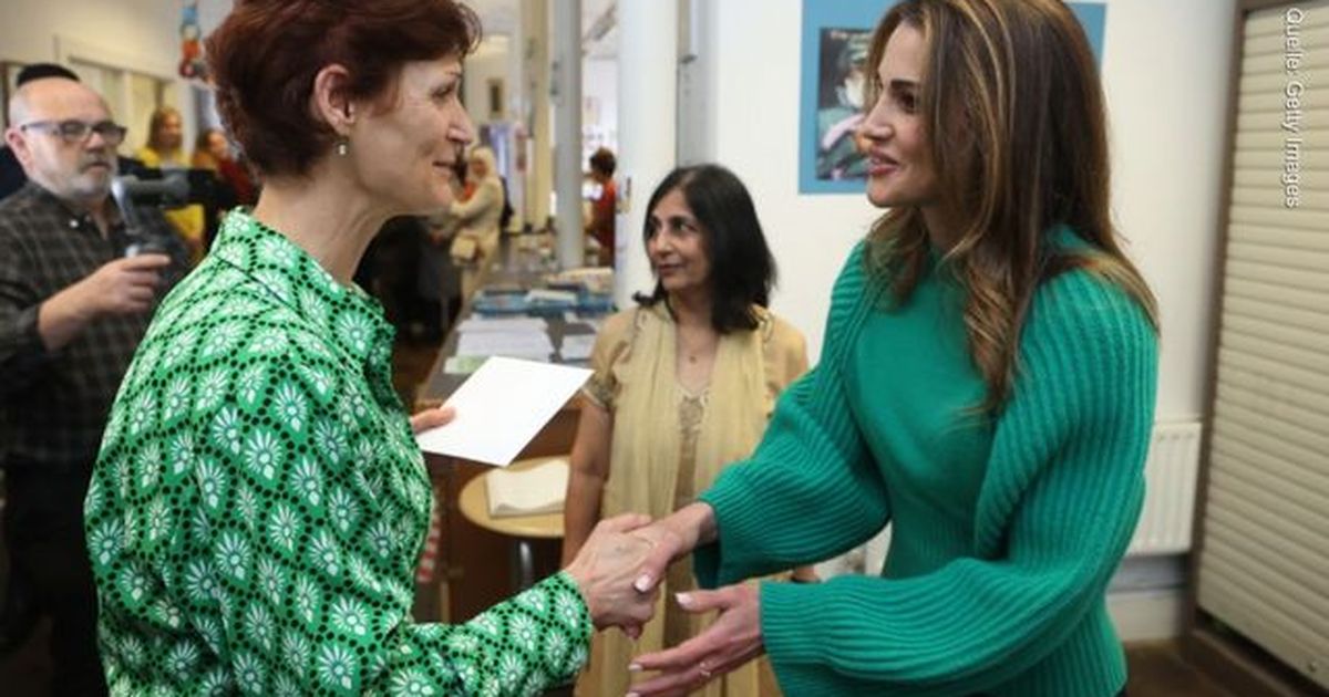 Rania von Jordanien tauscht edles Kleid gegen kuscheligen Pullover