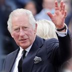 König Charles III.: Was ist mit seinen Fingern los?