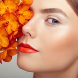 Trendfarbe 2022: Mit Aperol-Spritz-Lippenstift verlängern wir den Sommer