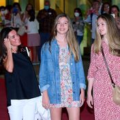 Letizia von Spanien - Unterwegs auf Keilabsätzen: In ihren Sommerlooks überragen ihre Töchter sie