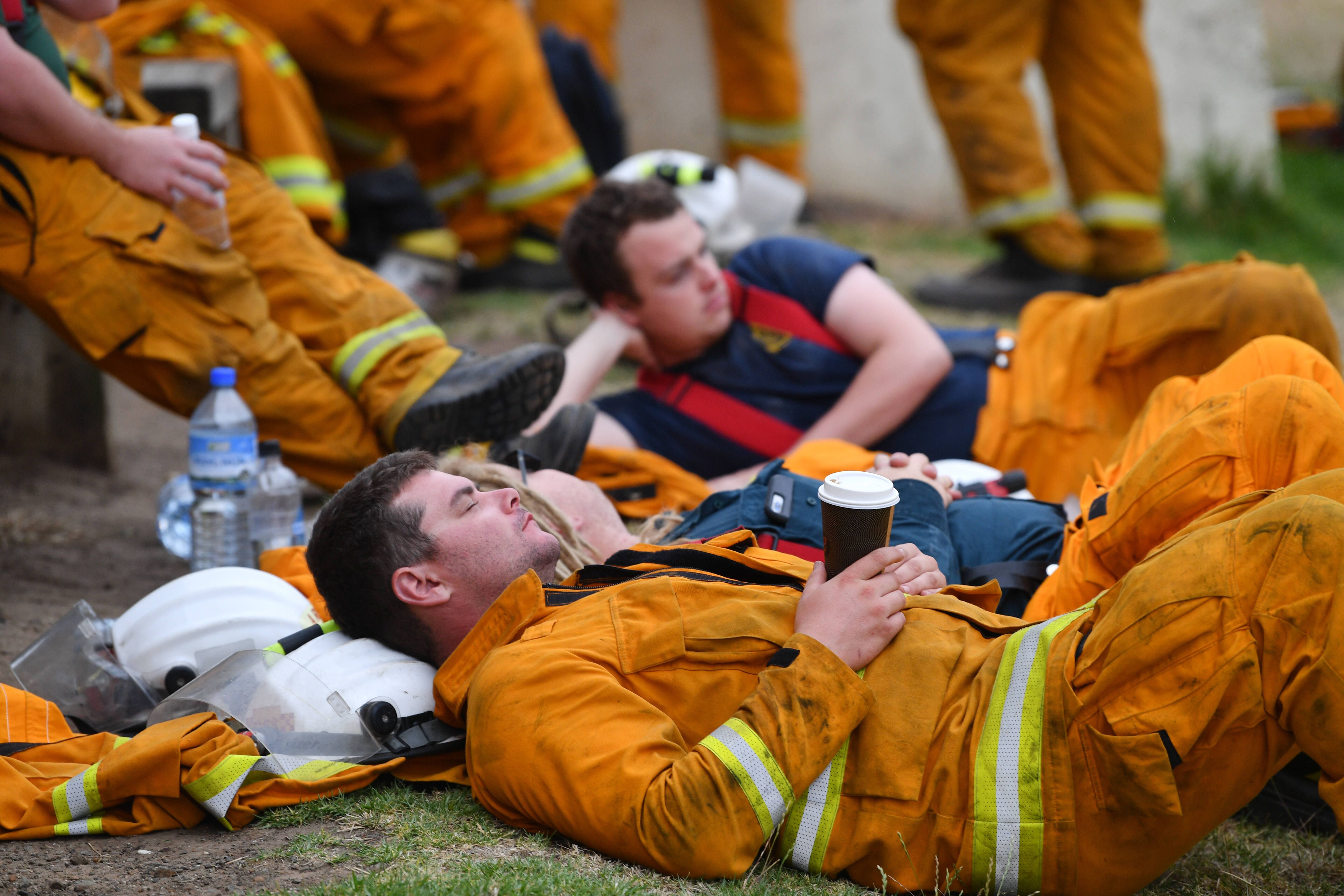Bilder zeigen: Australische Feuerwehrleute sind am Ende ihrer Kräfte