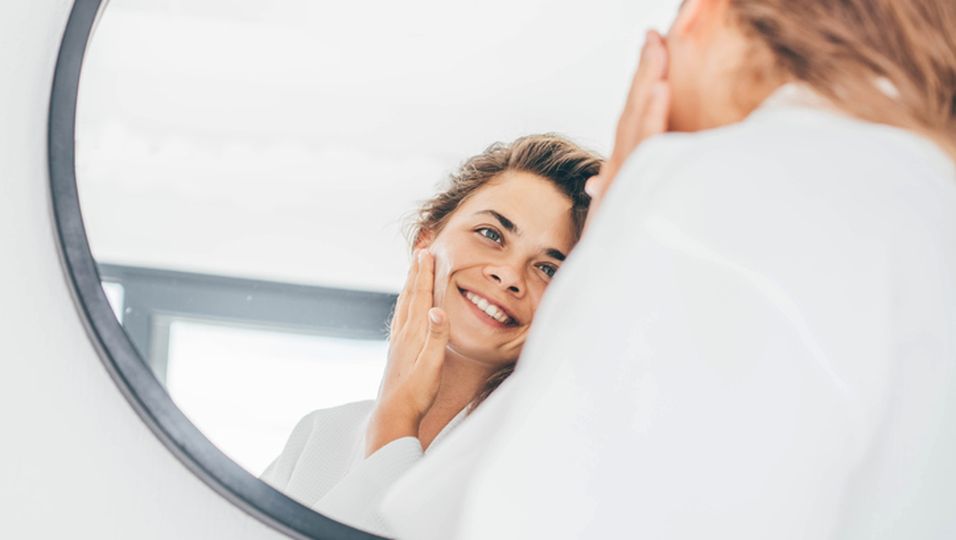 Von Dermatologen empfohlen: Die perfekte Pflegeroutine gegen Hautalterung