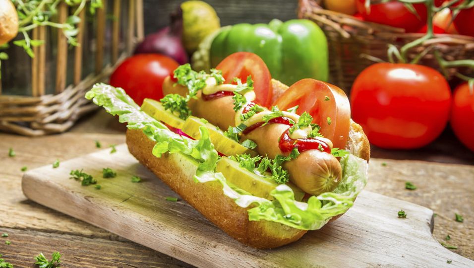 Hot Dogs selber machen: Leckere Brötchen mit Bockwürstchen füllen ...