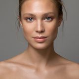 Close-Up von einer Frau mit eckigem Gesicht