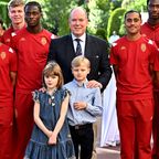 Jaques & Gabriella von Monaco - Kuscheln und Posen – mit Papa Albert beim Fußball 
