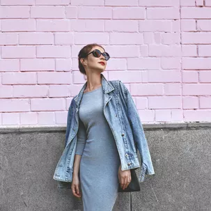 So einfach kannst du Sommerkleider auch im Herbst tragen