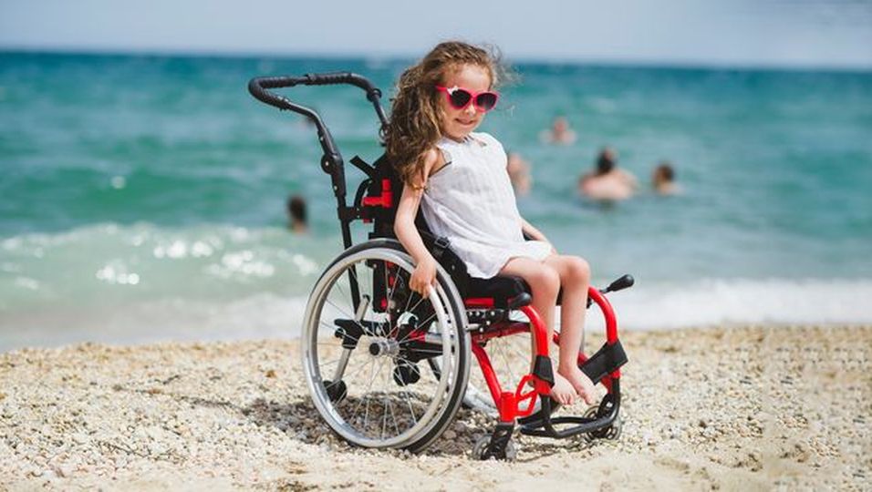 Der kleinste Rollstuhl Schottlands gibt der Dreijährigen Lebensfreude