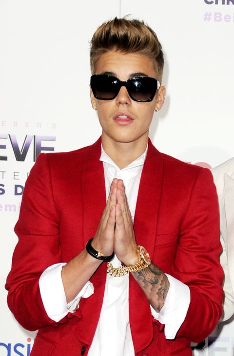 Justin Bieber in einem roten Sakko.