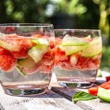 Aromatisiertes Wasser mit Wassermelone und Gurke
