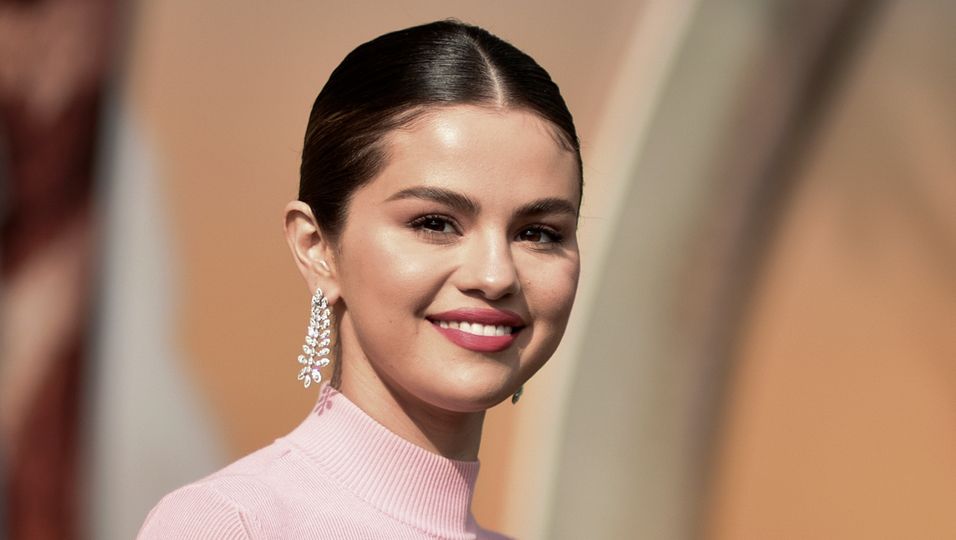 Selena Gomez strahlt mit natürlicher Foundation