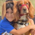 „Es war Liebe auf den ersten Blick“: 6-jähriger Autist schottete sich komplett ab - dann schenkt ihm Hund Fern neuen Lebensmut