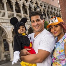 Mit „Jersey Shore“-Star Snooki und Papa Jonni zeigt sich der kleine Lorenzo im Mickey Maus Kostüm im Disney World. 