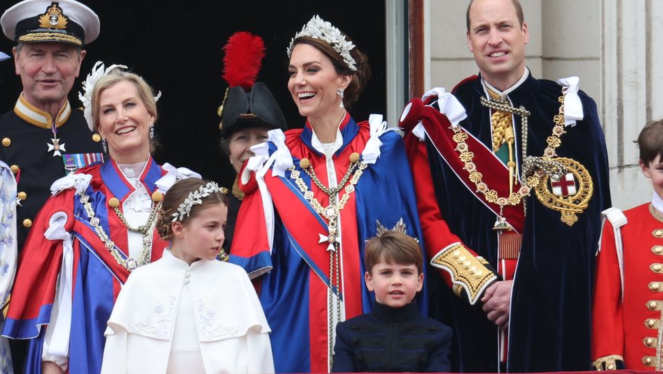 Prinzessin Kate & Prinz William - Lippenleser verrät: Darüber sprach Prinz Louis auf dem Balkon