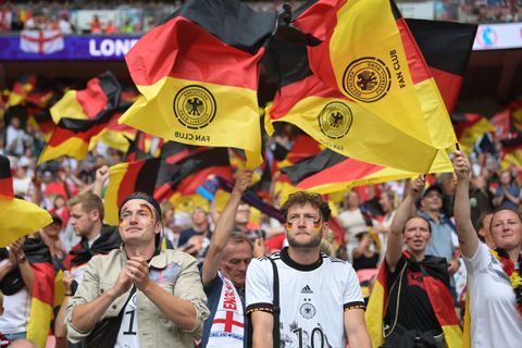 Mitfiebern in Wembley: Die deutschen Fans im Stadium feuern unsere Fußballdamen an