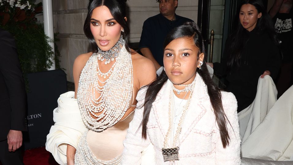 Kim Kardashians Tochter North West Posiert In 10 000 Dollar Outfit Bunte De