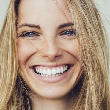 Frau mit weißen Zähnen