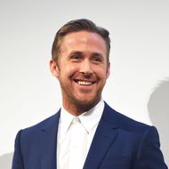 Ryan Gosling in einem blauen Anzug mit weißem Hemd.