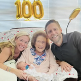 Viel beschäftigte Großmutter - Berührende Szenen: 99-jährige begrüßt stolz ihr 100. Ur-Enkelkind