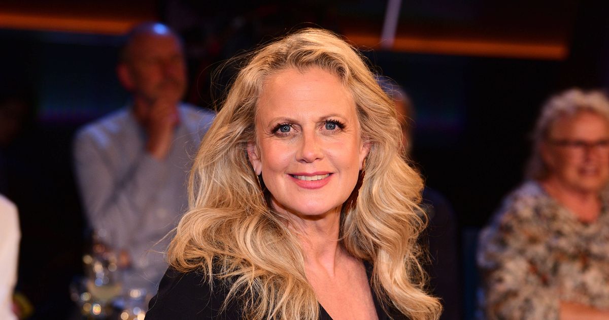 Enges Silberkleid & blonde Mähne Auf 25 Jahre altem Foto sieht Barbara Schöneberger aus wie ein Bond-Girl
