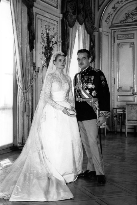 Ein unvergesslicher Moment mit einem unvergesslichen Brautkleid: Hollywoodstar Grace Kelly gibt 1956 Fürst Rainier II. das Ja-Wort.