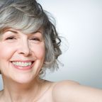 Silberner Schick - Graue Haare im Alter richtig pflegen