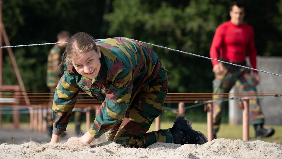 Elisabeth von Belgien: Im Militärsommercamp: Sie lernt den Umgang mit Granaten