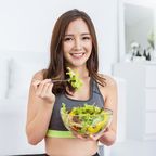 sportliche Frau isst Salat