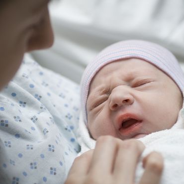 Unbemerkt schwanger: Frau klagt über Schmerzen – Minuten später kommt ihr Baby