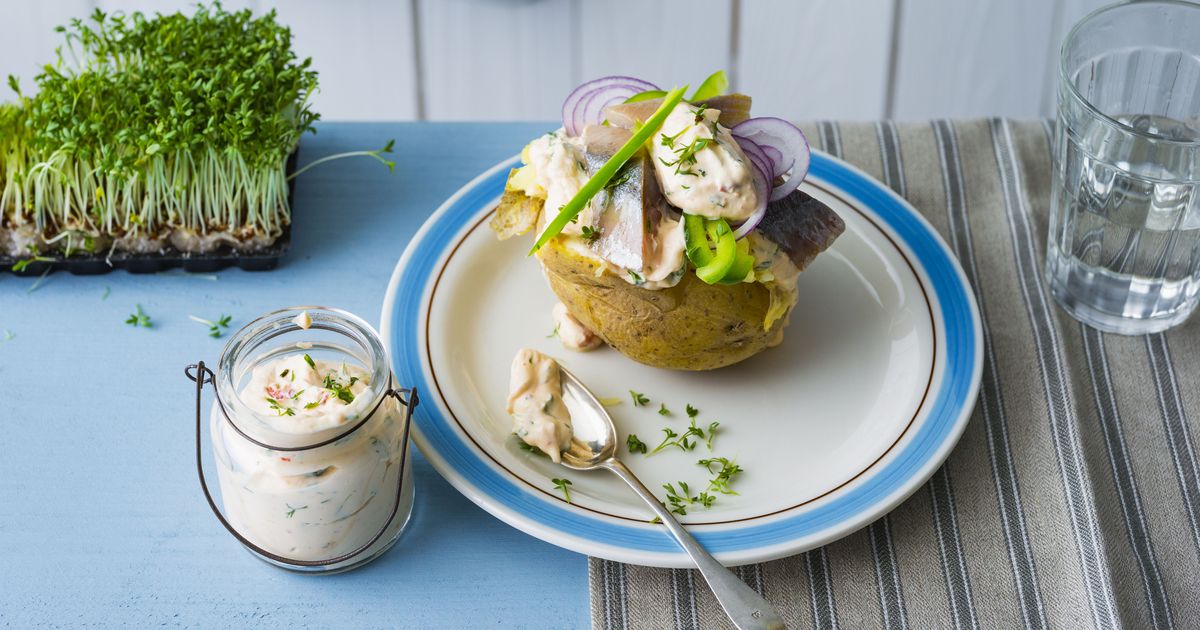 Einfach und lecker: Ofenkartoffeln mit Eier-Schnittlauch-Salat | BUNTE.de