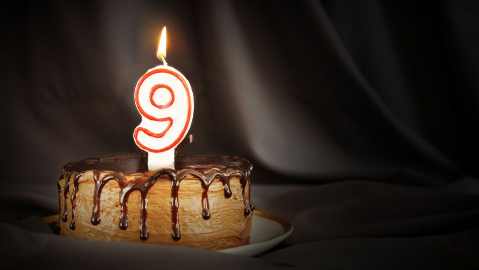 Kleine Torte mit Kerze zum 9. Geburtstag