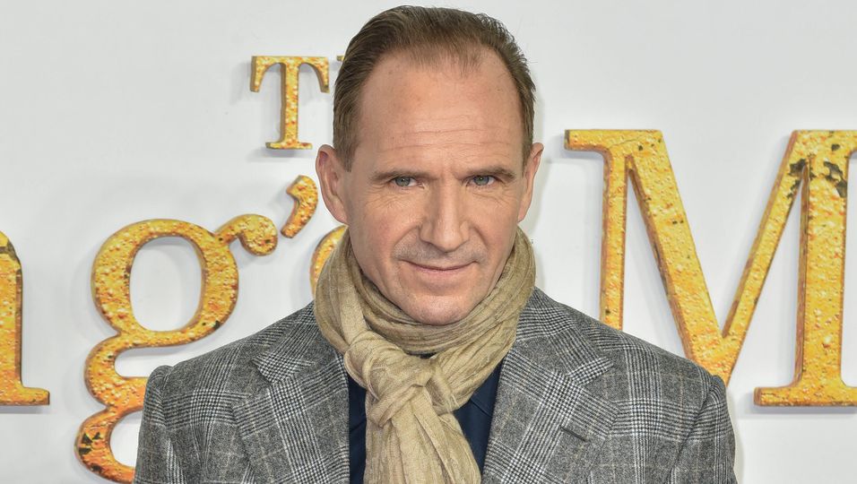Ralph Fiennes: "Harry Potter"-Star nennt Angriffe auf J.K. Rowling "widerlich"